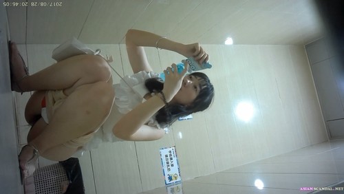 날씬하고 예쁜 중국인 소녀는 화장실에 간다