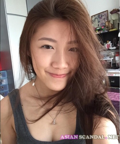 Сингапурская красивая Felicia H показывает мокрую киску