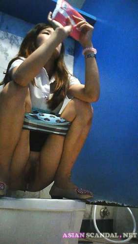 Thai Girl Hidden Camera in Public Toilet