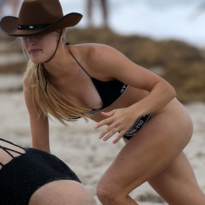 Eugenie Bouchard nip slip on the beach in Miami UHQ.