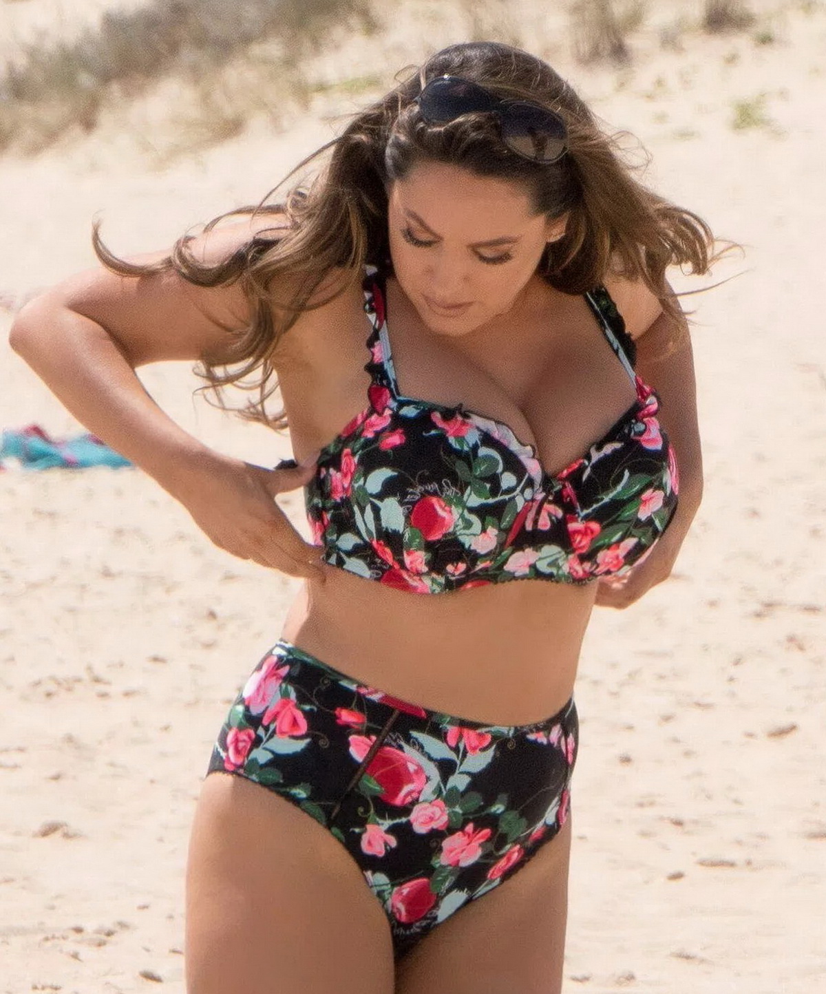 Kelly Brook big boobs and ass in bikini on the beach candids UHQ (5).jpg