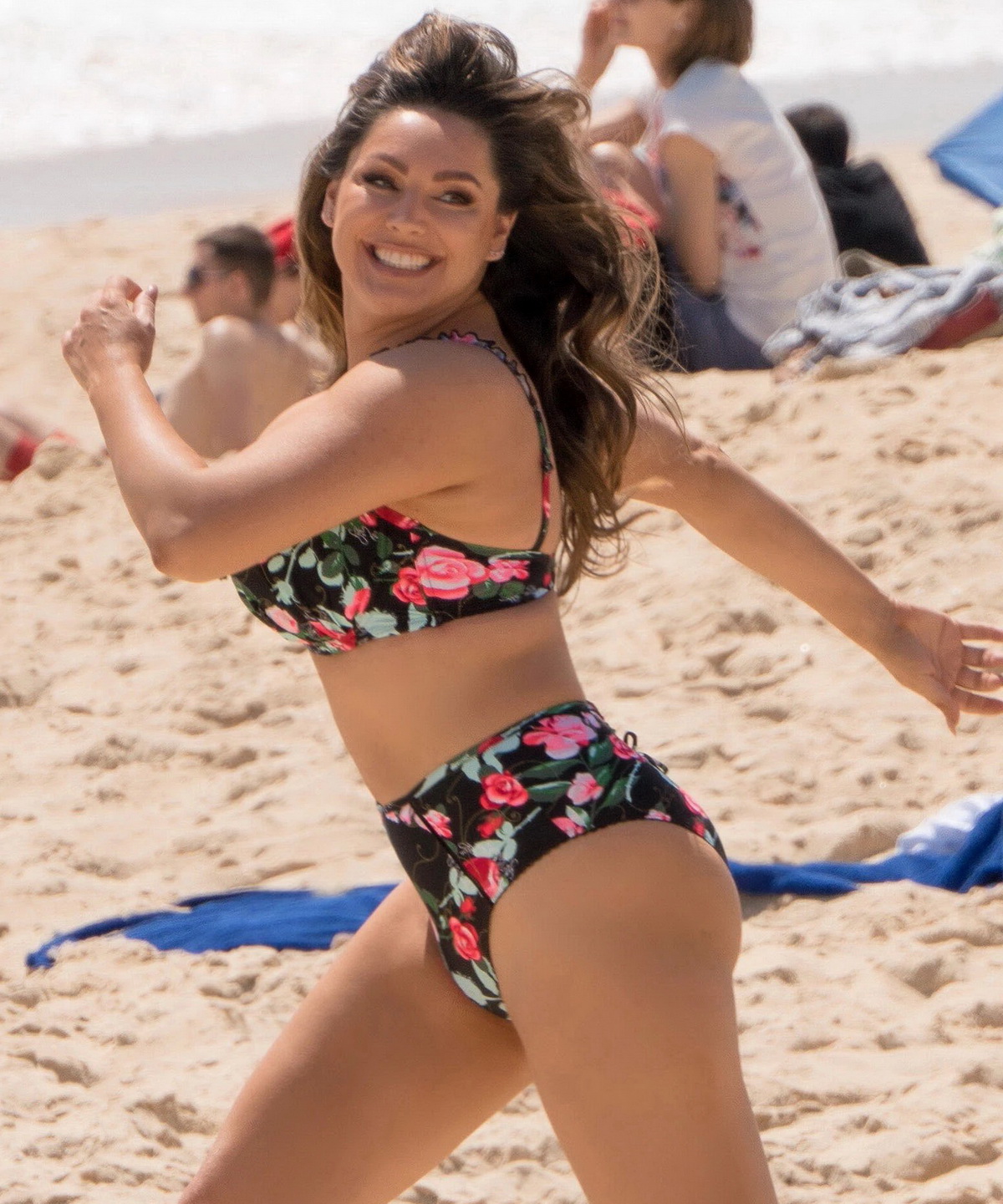 Kelly Brook big boobs and ass in bikini on the beach candids UHQ (4).jpg