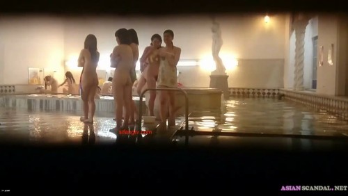 Japanese girls bathing pool sneak