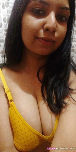 Indian girl Srishti posing herself for rich videsi customer before sex
