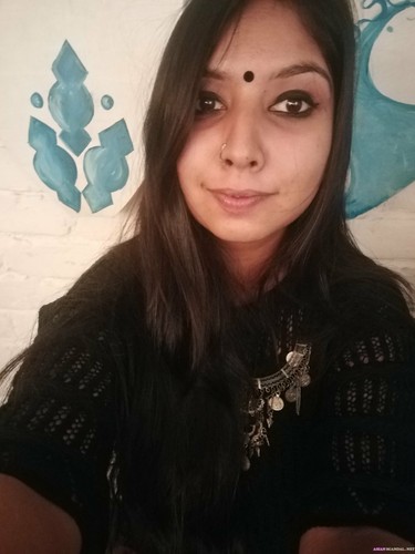 Indian girl Srishti posing herself for rich videsi customer before sex