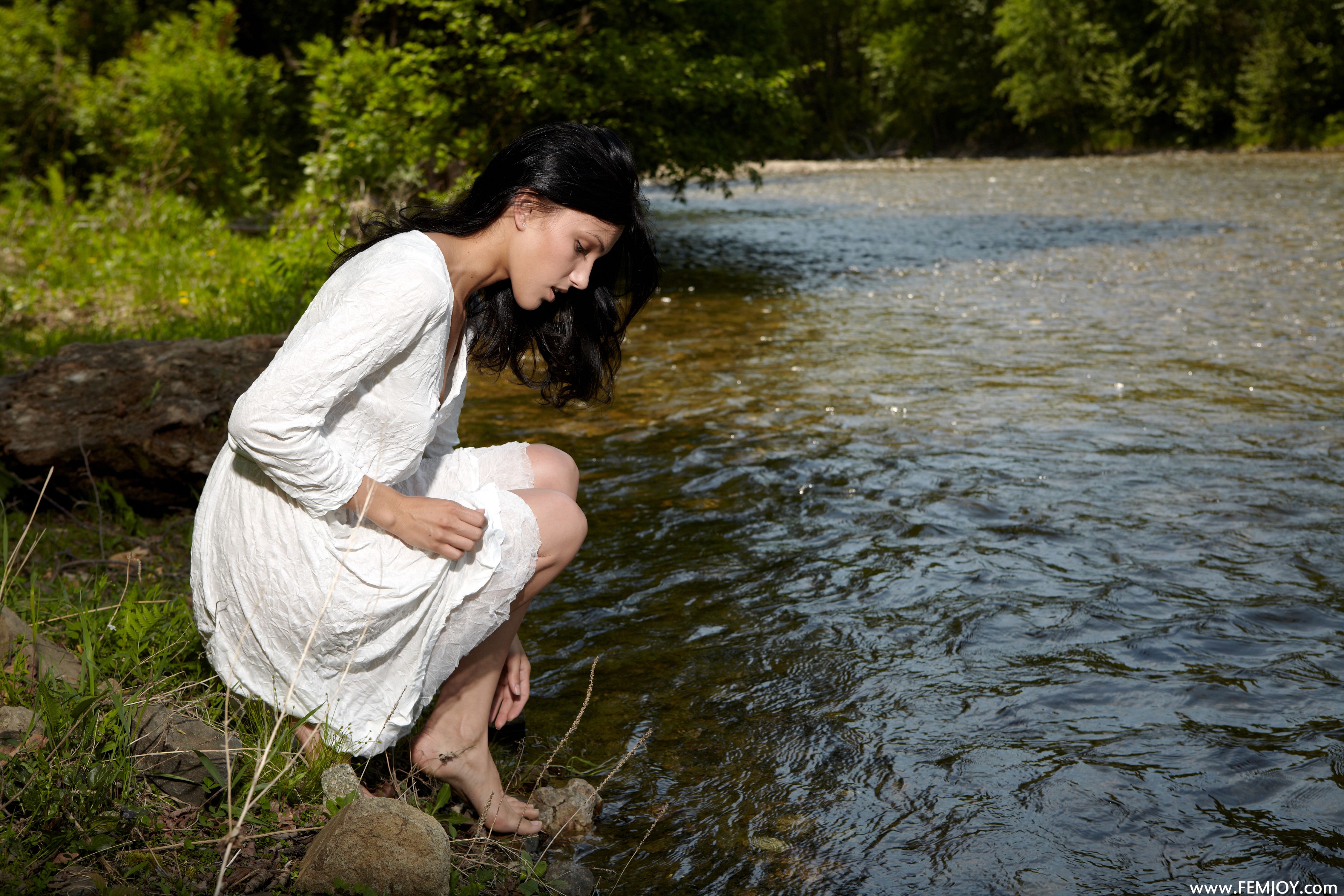 River girls. Девушка у реки. Девушки на речке. Девушки купаются в реке. Девушки купаются в озере.