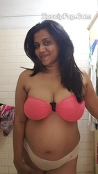 Busty Desi Bhabhi Preeti Nude Photos