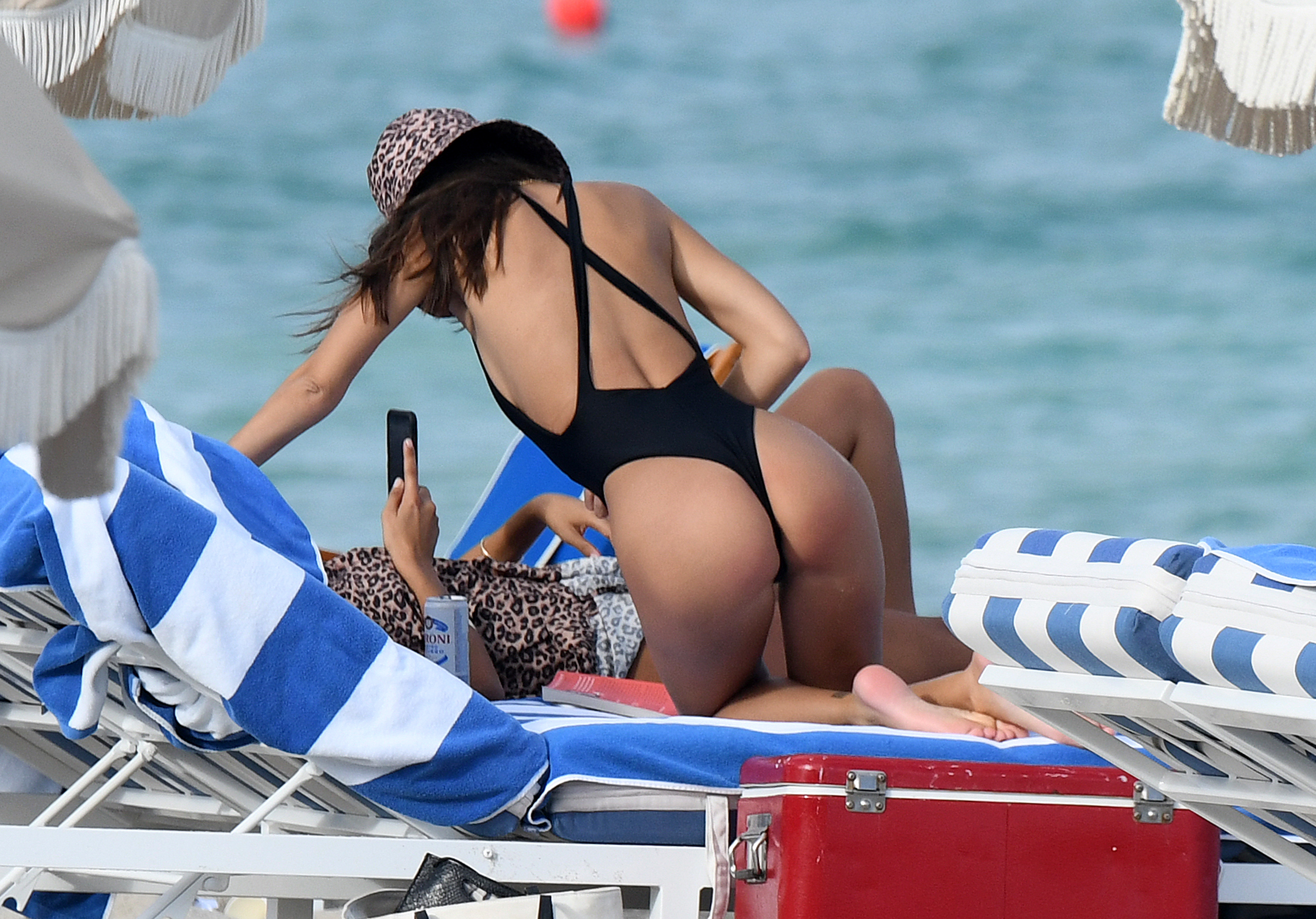 Emily Ratajkowski topless handbra on the beach in Miami HQ (56).jpg
